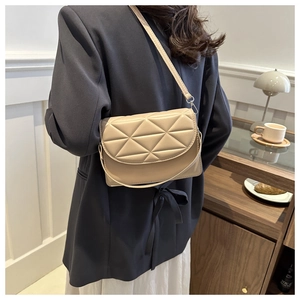 Detail view of the beige quilted crossbody bag with rhombic stitching for daily commuting