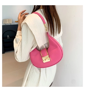 Detail of rose pink hobo bag with glossy finish and square gold metallic clasp buckle
