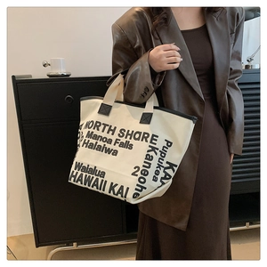 Détail du grand sac cabas en toile avec typographie audacieuse d'Hawaï North Shore
