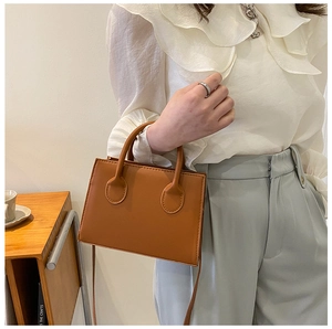 Sac à main carré vintage caramel avec poignée élégante et bandoulière en cuir