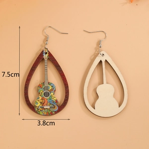 Vue détaillée de la boucle d'oreille en bois avec guitare, mesurant 7,5 cm par 3,8 cm