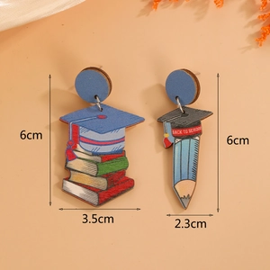 Detailansicht der Maße von Einschulung-Ohrringen aus Holz mit Doktorhut-Motiven
