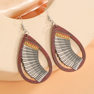 Détail de boucles d'oreilles en bois en forme de goutte avec imprimé accordéon rétro