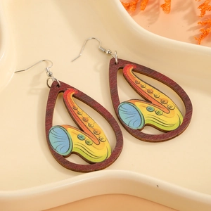Vue macro de boucles d'oreilles en bois en forme de goutte avec motifs de saxophone