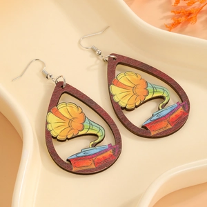 Vue rapprochée de boucles d'oreilles goutte en bois avec imprimé gramophone vintage