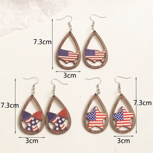 Dettaglio orecchini in legno bandiera americana con dimensioni di 7.3cm x 3cm