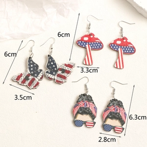Tres pares de pendientes de madera del Día de la Independencia con patrones de la bandera de EE. UU.