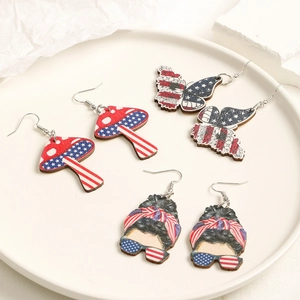 Pendientes de madera con bandera americana y motivos de mariposas y setas del 4 de julio