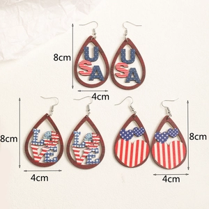 Detailansicht der Tropfenohrringe aus Holz mit USA und LOVE US-Flaggen-Prints
