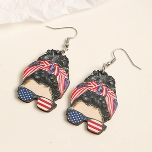 Detalle de pendientes de madera con bandera de EE. UU. y silueta de moño despeinado