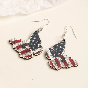 Detalle de pendientes de mariposa en madera con estampado de bandera americana