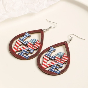 Independence Day Holzohrringe in Tropfenform mit US-Flagge und LOVE-Ausschnitt