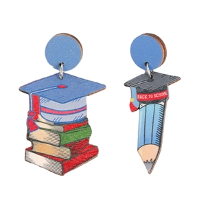 Asymmetrische Holzohrringe zum Schulanfang mit Büchern, Bleistift und Doktorhüten Design