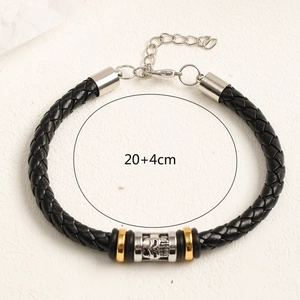 Detalle de pulsera de cuero trenzado con calavera y medida de tamaño 20+4cm