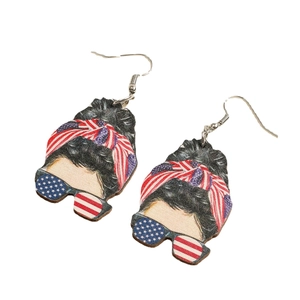 Pendientes de madera bandera USA con silueta de mujer moño despeinado y estrellas