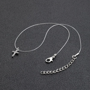 Minimalistische zilveren kruisketting met kristallen en onzichtbare vislijn van nylon