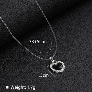 Detalle del colgante corazón negro con medidas 33+5cm en cadena de hilo invisible