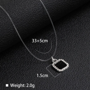 Detalle del collar invisible de hilo de pescar con colgante de corazón negro y medidas