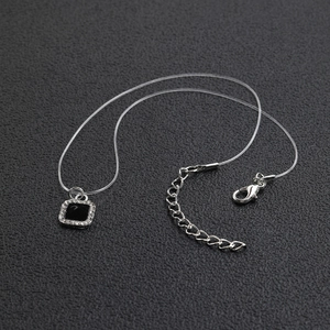 Collar invisible de hilo transparente con colgante cuadrado negro y pedrería