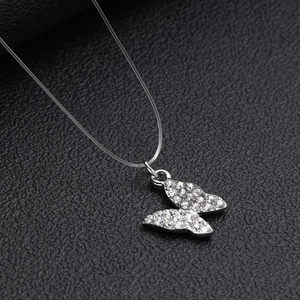Elegante vlinderhanger met kristallen aan een onzichtbare vislijn ketting