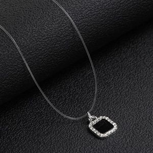 Collar con colgante cuadrado negro minimalista con diamantes en hilo de pescar invisible