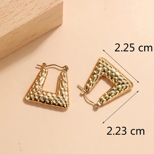 Detail view of 18K gold plated U-shaped nugget texture earrings with dimensions 2.25 cm