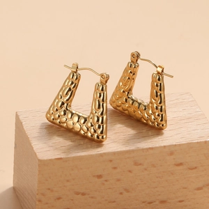 Chic 18K gold plated stainless steel U-shaped earrings with unique hammered texture