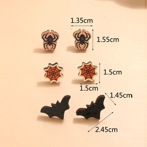Vue détaillée des boucles d'oreilles Halloween en bois avec dimensions d'araignée et chauve-souris