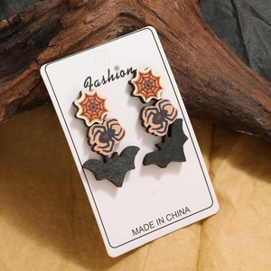 Détail du lot de boucles d'oreilles Halloween en bois avec motifs araignée et chauve-souris
