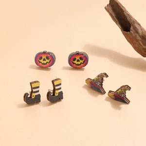 Détail de boucles d'oreilles Halloween en bois avec citrouille, bottes et chapeau de sorcière