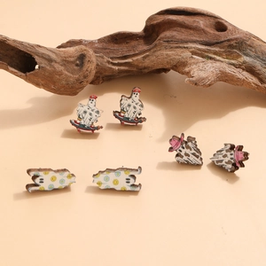 Détail de boucles d'oreilles Halloween en bois avec motifs fantômes mignons