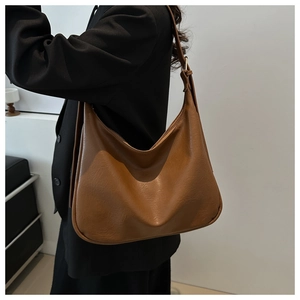 Detail der braunen PU-Umhängetasche mit Vintage-Lederstruktur und Hobo-Stil für Damen