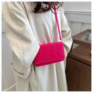 Detalle del bolso bandolera acolchado rosa intenso con tejido de textura suave