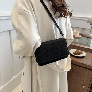 Bolso bandolera acolchado negro de diseño minimalista con costuras de cuadros grandes