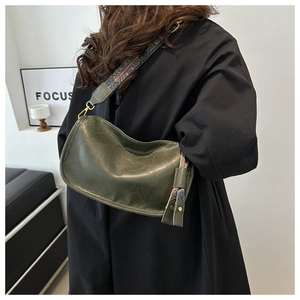 Détail du sac bandoulière vintage vert foncé avec large sangle ethnique brodée