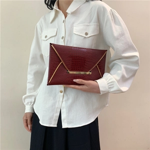 Elegante borsa a busta bordeaux con motivo coccodrillo e finiture dorate