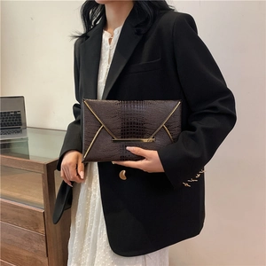 Elegante pochette a busta marrone scuro con trama a coccodrillo e dettagli dorati