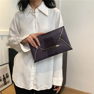Borsa a bustina viola scuro effetto coccodrillo con dettaglio in metallo dorato a V