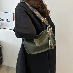 Sac polochon rétro vert foncé en simili cuir avec bandoulière brodée de style ethnique