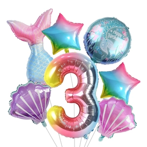 Detalle del globo número 3 arcoíris y conchas para decoración de fiesta de sirena