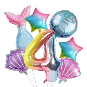 Detalle del set de globos de sirena con conchas y número 4 para fiesta de cumpleaños