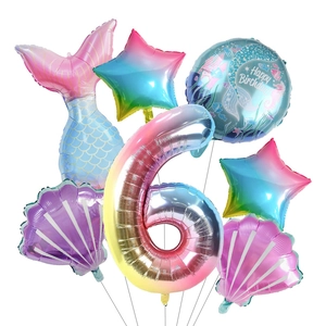 Detalle del set de globos sirena con número seis gigante y globos de papel de concha