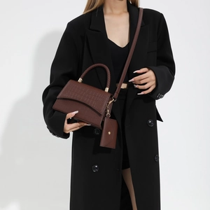 Bolso bandolera marrón con diseño de cocodrilo, asa trenzada y mini tarjetero a juego