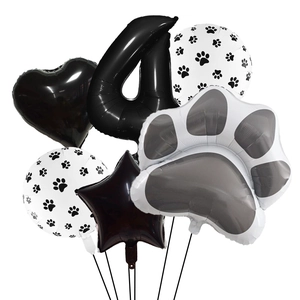 Détail de ballons patte de chien et chiffre 4 pour décoration de fête d'animaux