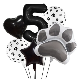 Détail de 6 ballons patte de chien avec chiffre 5 et cœur pour fête d'anniversaire