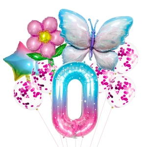 Detail van blauwe verloopcijfer nul ballon met vlinder en bloemdecoraties