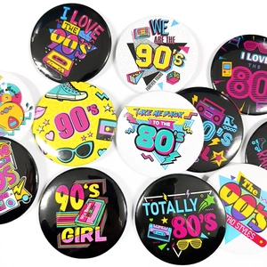 Dettaglio di distintivi retrò anni 80 90 in latta con motivi neon e icone pop culture