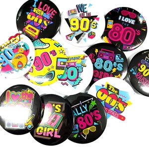 Dettaglio flat lay di spille retrò colorate anni '80 e '90 con design neon pop art vivaci
