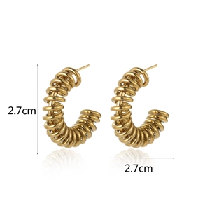 Dettaglio degli orecchini a cerchio dorati a spirale di 2,7 cm con dimensioni