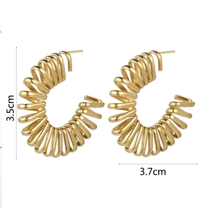 Dettaglio orecchini a spirale dorati con dimensioni di 3,5 cm altezza e 3,7 cm larghezza